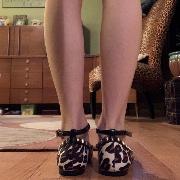 NWOT BCBGeneration White Leopard Studded Flats - Picture 5 of 5